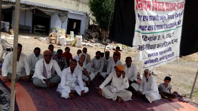 2016 में शराब की दुकान हटाने के लिए धरना देते हुए गांव के लोग 