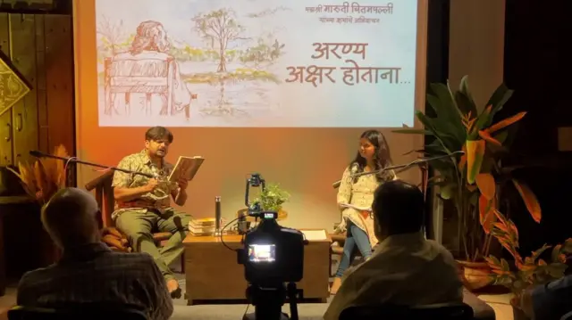 साहित्यकृतींचं अभिवाचनही इथं होतं.