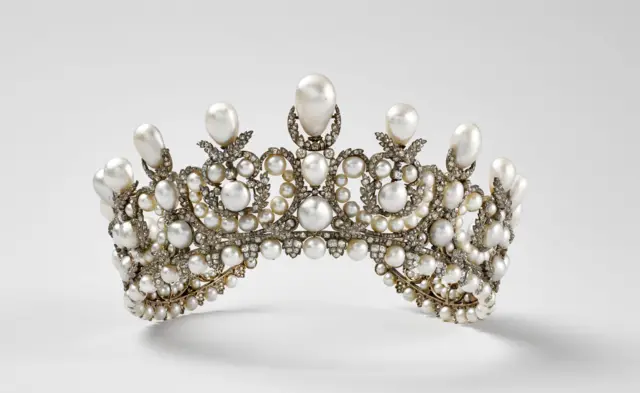 Una tiara de oro con incrustaciones de diamantes y perlas
