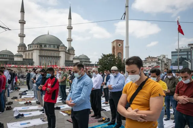 Taksim Camii'nin açılışında meydanda namaz kılanlar