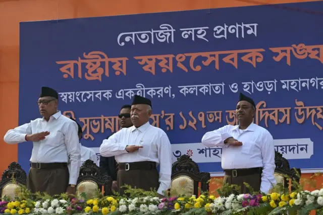 রাষ্ট্রীয় স্বয়ংসেবক সংঘ পৃথক সমীক্ষা চালায়। সংঘ প্রধান মোহন ভাগবত (মাঝে)