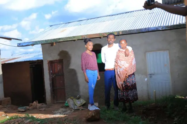 ደበሎ ኢታና ከጎዳና ላይ ያነሳቸው እናት እና ልጃቸው