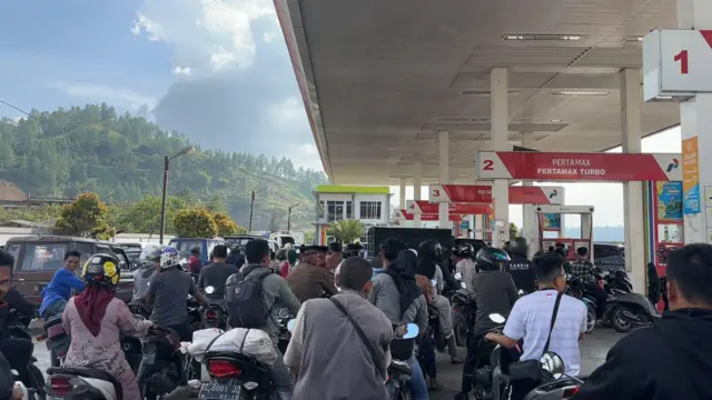 Di SPBU Tan Saril nampak antrean kendaraan roda dua mengular hingga tiga kolometer dalam dua hari terakhir atau Kamis (05/03) dan Jumat (06/03). 