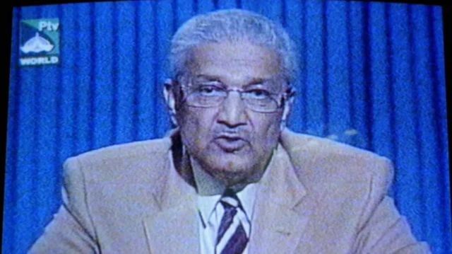 ډاکټر عبدالقدیر خان د پاکستان پر دولتي ټلوېزیون اعتراف وکړ چې په ناقانونه ډول یې د اټومي رازونه نورو هېوادونو ته ور کړي دي.