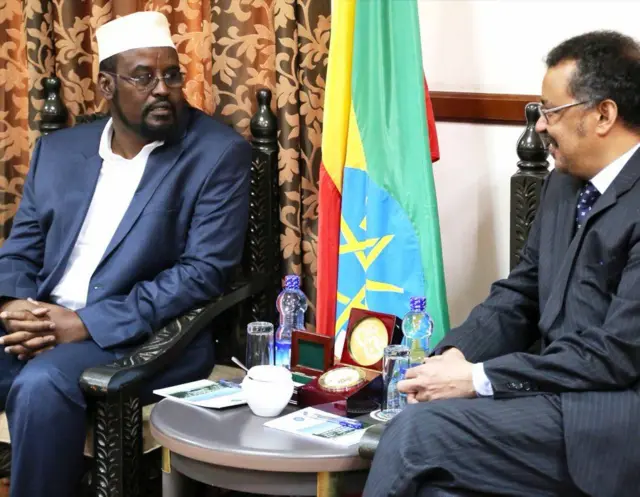 ማዶቤ ከቀድሞው የውጭ ጉዳይ ሚኒስትር ቴድሮስ አድሃኖም ጋር