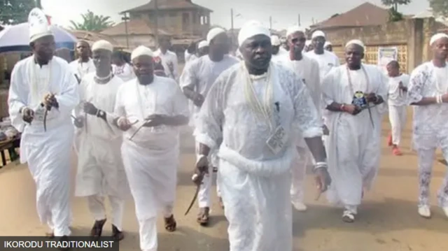 Àwọn oníṣẹ̀ṣe tó wọ aṣọ funfun