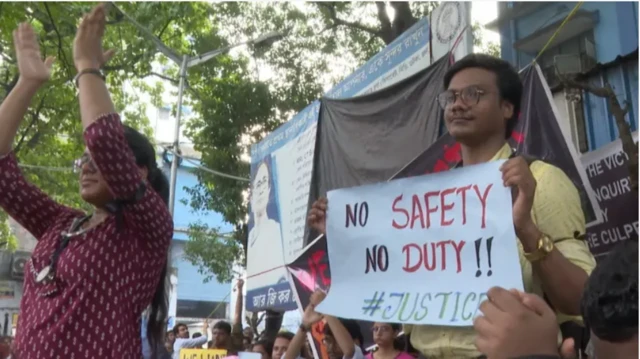 வீதியில் இறங்கிய மருத்துவர்கள்