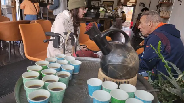 በካፌው የተለያዩ ሰዎች መጥተው ይወያያሉ