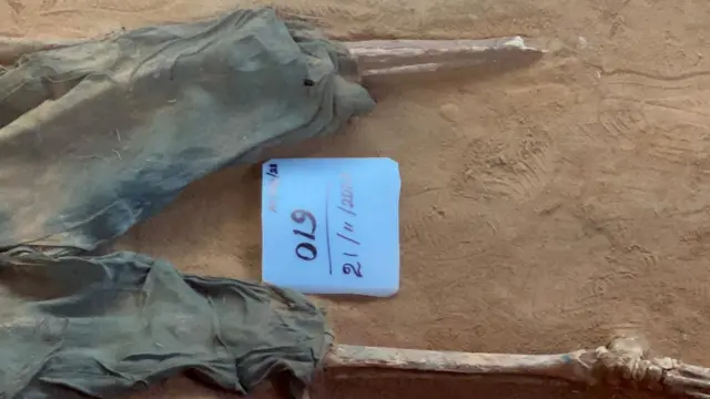 සමූහ මිනිවළ ආශ්‍රිත දෙවැනි අදියරේ කැනීම් තුළින් පූර්ණ මිනිස් සිරුරු 17 කට අදාළ අස්ථි කොටස් ගොඩ ගැණුනි.