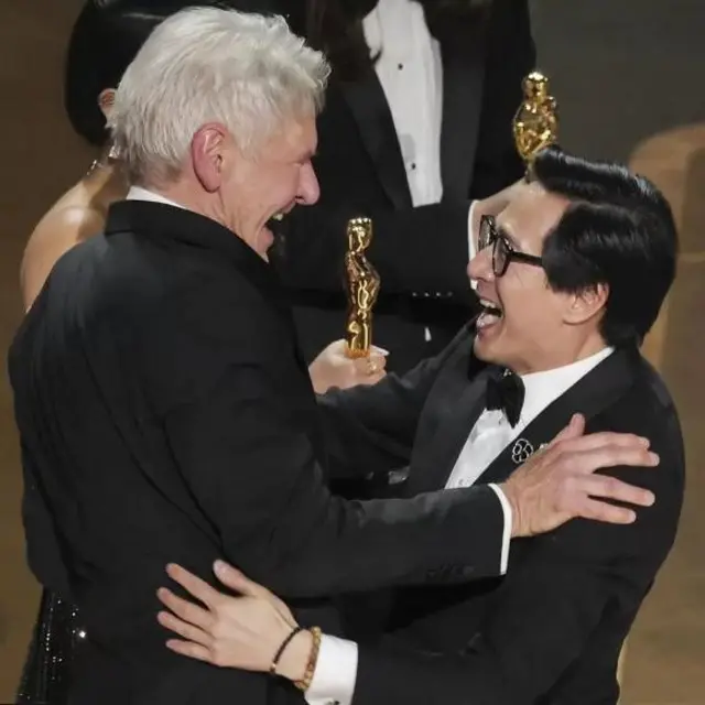 Harrison Ford, pemeran Indiana Jones, memberikan Oscar kepada Quan dan rekan-rekannya untuk kategori ‘Film Terbaik’.