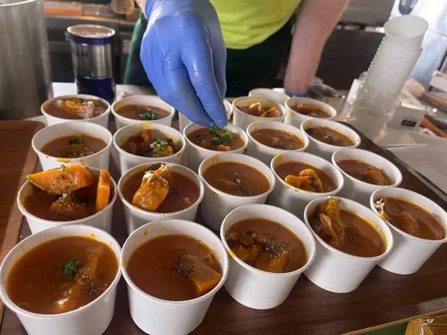 Di Irish chef dey sprinkle vegetables for food during im cooking marathon