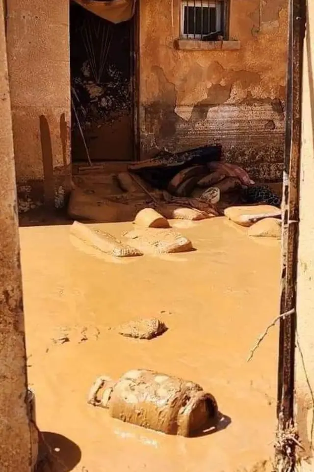 مقتنيات منزل جرفتها السيول