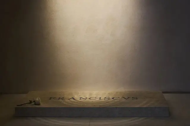 papin grob, grobnica papa franje