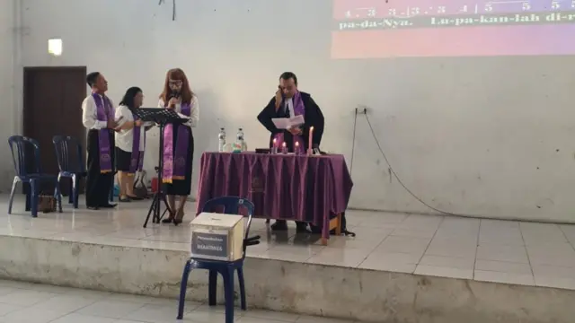 Jemaat POUK Tesalonika saat beribadah di aula Kecamatan Teluknaga, Tangerang, Banten, pada 30 Maret 2025.