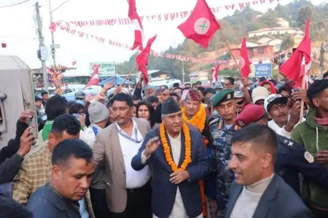 शेरबहादुर देउवा आफ्नो गृह जिल्लामा समर्थकहरूसँग। 