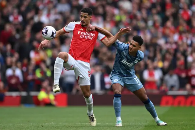 Taphataa sarara ittisaa Arsenaal Waliyaam Saliibaa, taphataa sarara fuula duraa Aston Viilaa Waatkins falmaa yeroo jirutti