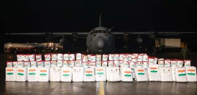 ඉන්දියාව විසින් ශ්‍රී ලංකාවට මානුෂිය ආධාර වශයෙන් එවන ලද භාණ්ඩ රැගත් ගුවන් යානයක ඡායාරූපයක්