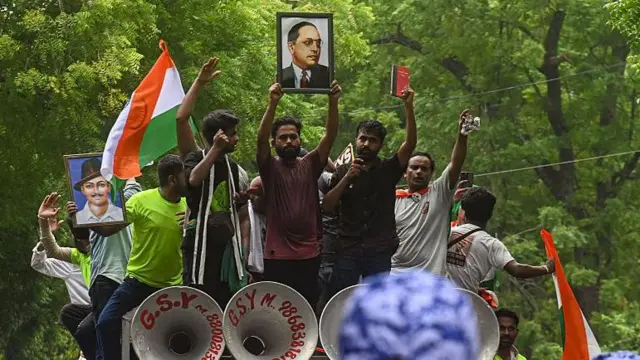 संसद मार्च के दौरान हुई इस पूरी हलचल और धक्का-मुक्की के बीच भी अभिजीत के हाथ में डॉ. आंबेडकर की तस्वीर थी