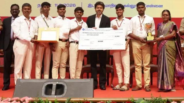 பள்ளி வளாகத்தின் உள்ளே பயன்படுத்தி எறியப்பட்ட அரசு தடை செய்த போதைப்பொருள்களின் மிச்சங்களை கவனிக்க முடிந்தது