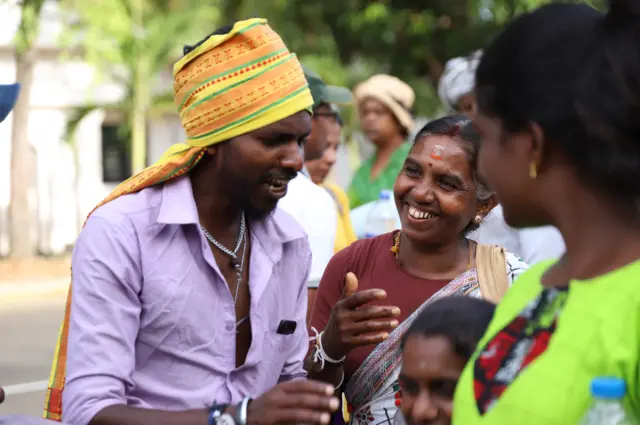 ශ්‍රී ලංකාවට පැමිණ වසර 200ක් සම්පුර්ණ වුව ද මේ දක්වා අහිමි වී ඇති පුරවැසිභාවය හා අනෙකුත් අයිතිවාසිකම් ලබා දෙන්නැයි ඉල්ලා ඉන්දීය සම්භවයක් සහිත වතුකරයේ 'මලෙයියහ දමිල' ජනතාව රජයට ඉල්ලීම් 11ක් ඉදිරිපත් කර තිබේ.