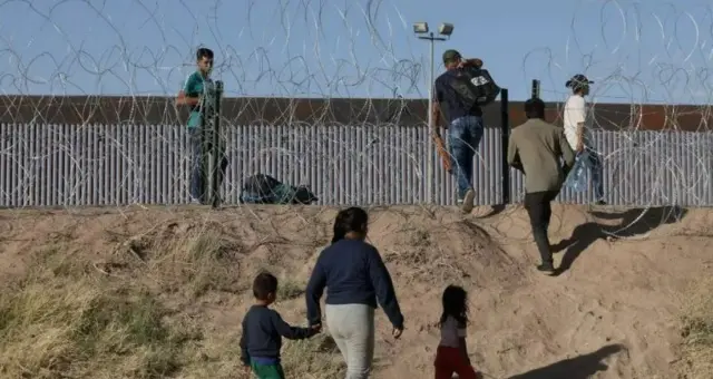 Dadka isaga tallaabaya xuduudda Mareykanka iyo Mexico oo bixiya kumanaan kun oo Doolar