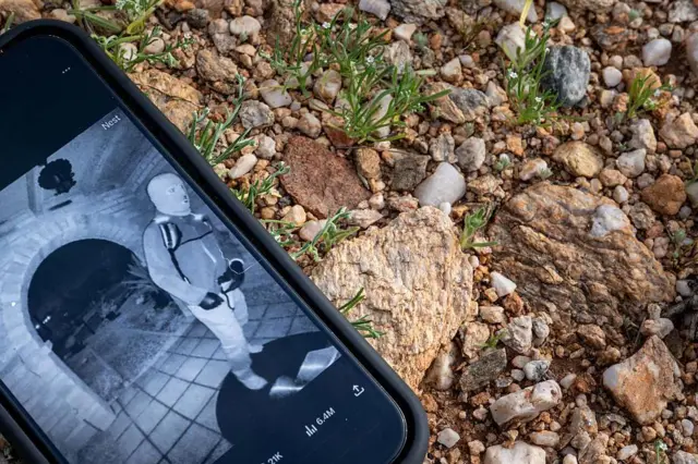 صورة توضيحية على هاتف محمول تظهر المشتبه في اختطافه نانسي غوثري