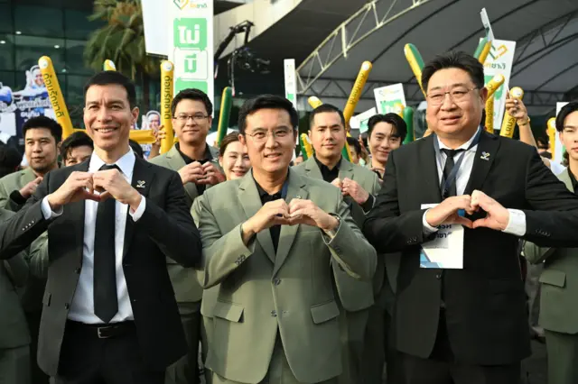 บรรยากาศการรับสมัครรับเลือกตั้งสมาชิกสภาผู้แทนราษฎร (สส.) แบบบัญชีรายชื่อ ณ โรงแรมเข็นทารา ไลฟ์ ศูนย์ราชการและคอนเวนชันเซ็นเตอร์ แจ้งวัฒนะ กรุงเทพมหานคร