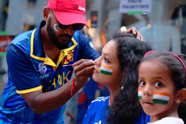 இந்திய அணியின் ரசிகர்கள் தங்கள் முகத்தில் மூவர்ணக் கொடியை வரைந்து கொள்கின்றனர்