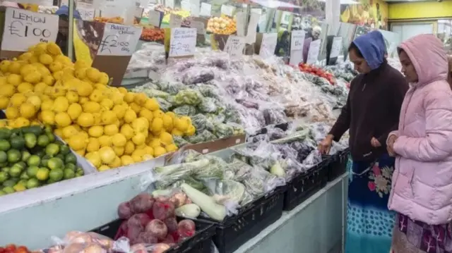 Des femmes dans un supermarché.