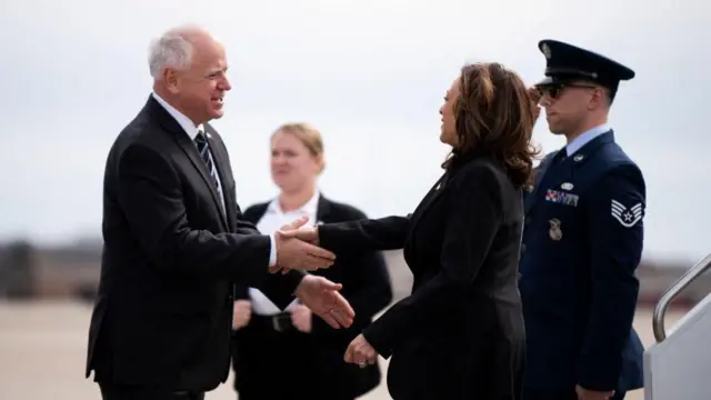 Tim Walz na Osote onyeisiala Kamala Harris