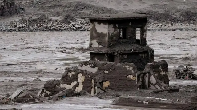 परराष्ट्र मंत्री खनाल यांनी सांगितलं की, 26 पोलीस अधिकारी, 9 सशस्त्र पोलीस दलाचे जवान, 44 नेपाळी लष्कराचे जवान, सीमाशुल्क आणि स्थलांतर विभागातील कर्मचारी तसेच काही स्थानिक रहिवाशांशी संपर्क होऊ शकलेला नाही.