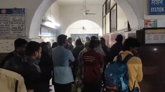 టాటా నగర్ ఎర్నాకుళం ఎక్స్‌ప్రెస్, మంటల్లో చిక్కుకున్న బోగీలు