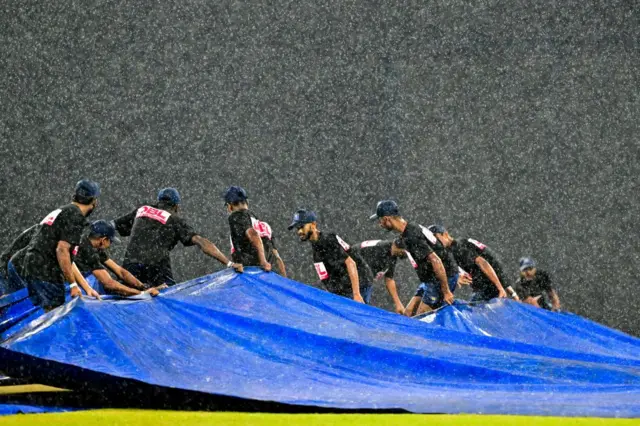 ඒ අනුව ඔවුන් පන්දුවාර 38යි පන්දු 3කදී කඩුලු 4ක් දැවී ලකුණු 185ක් රැස්කරගෙන සිටියදී තරගයට වර්ෂාවෙන් බාධා එල්ල විය.