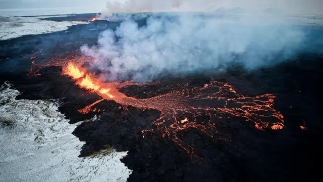 Uma vista aérea tirada com um drone mostra lava e fumaça saindoquanto tempo demora um saque da novibetuma fissura vulcânica durante uma erupção