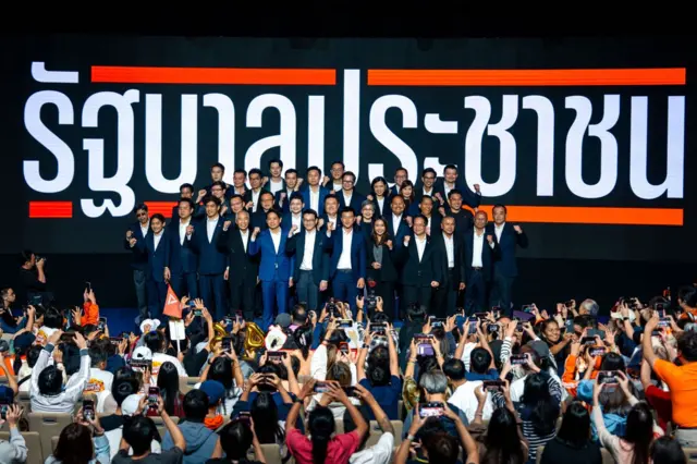 พรรคประชาชนประกาศความพร้อมตั้ง "รัฐบาลประชาชน" ด้วยการเปิดตัวทีมบริหาร ในระหว่างเปิดปราศรัยใหญ่ครั้งแรกใน กทม. เมื่อ 11 ม.ค.