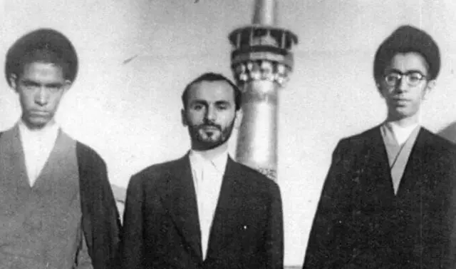 Ali Khamenei waa ninka bidixda taagan