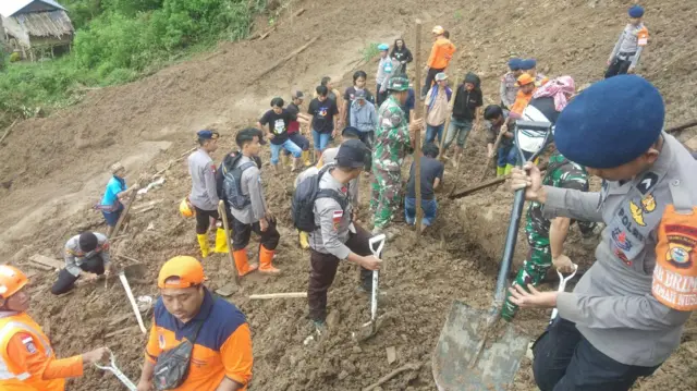 Proses pencarian korban tanah longsor Tana Toraja, Sulawesi Selatan melibatkan 116 petugas Basarnas, kepolisian, TNI dan masyarakat sekitar.