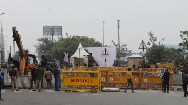 दिल्ली-गाजीपुर सीमामा बाटो बन्द गर्दै सुरक्षाकर्मीहरू