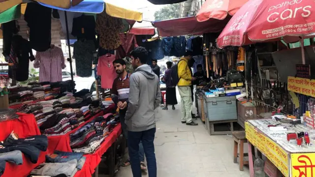 জনতা ব্যাংকের সামনের এই গলির মতো এখনো অসংখ্য দোকান রয়েছে এই সেবার বাইরে।