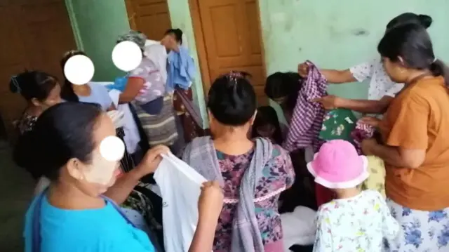 အလှူရှင်တွေ ပို့ပေးလိုက်တဲ့ အဝတ်အစားတွေကို ရွေးယူနေကြတဲ့ စစ်ဘေးရှောင်တွေ