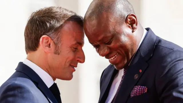 Le président français Emmanuel Marcon salue le putchiste Brice Clotaire Oligui Nguema, lors du sommet de la Francophonie au château de Villers-Cotterets, dans le nord-est de la France, le 4 octobre 2024.