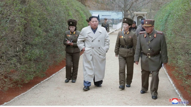 서남전선 외진 바닷가기슭에 자리 잡고 있는 제5492군부대관하 여성중대를 시찰하고 있는 김정은 위원장