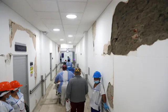 Personal médico en el Hospital Universitario del Valle (HUV). Una de las alas del HUV se derrumbó parcialmente.