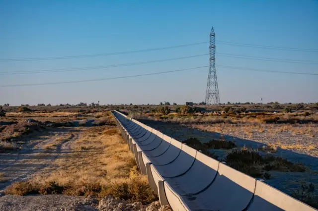 کانل‌های انتقال آب اطراف هامون