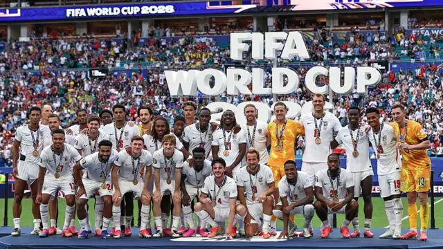Jogadores da Inglaterra comemoram após receberem as medalhas pelo terceiro lugar na Copa do Mundo.