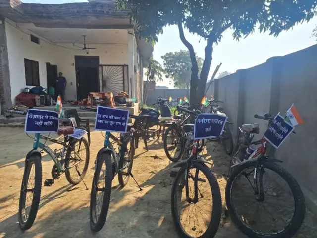 ये युवा ज्यादातर अपनी यात्रा में पंचायत भवन, सरकारी स्कूल, पंचायत सचिवालय या किसी धर्मशाला में रुके