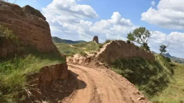 जेसीबी लावून फोडलेली भिंत 