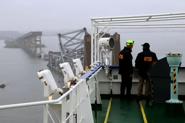 เจ้าหน้าที่จากคณะกรรมการความปลอดภัยการขนส่งแห่งชาติของสหรัฐฯ 