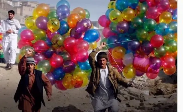 Àwọn ọkùnrin méjì tí wọ́n gbé ọ̀pọ̀lọpọ̀ fèrè tó ní àwọ̀ oríṣiríṣi dání