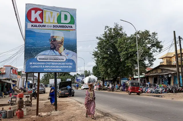 Un poster géant du président guinéen Mamady Doumbouya sur une rue à Conakry.